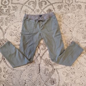 Gap size 5  army green/tie waist pants